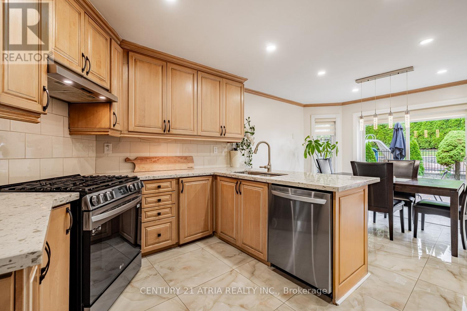 898 Stonehaven Avenue, Newmarket, Ontario  L3X 1K7 - Photo 13 - N12467122