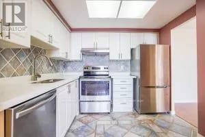 916 - 135 Hillcrest Avenue, Mississauga, Ontario  L5B 4B1 - Photo 10 - W12467130