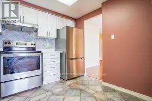 916 - 135 Hillcrest Avenue, Mississauga, Ontario  L5B 4B1 - Photo 12 - W12467130