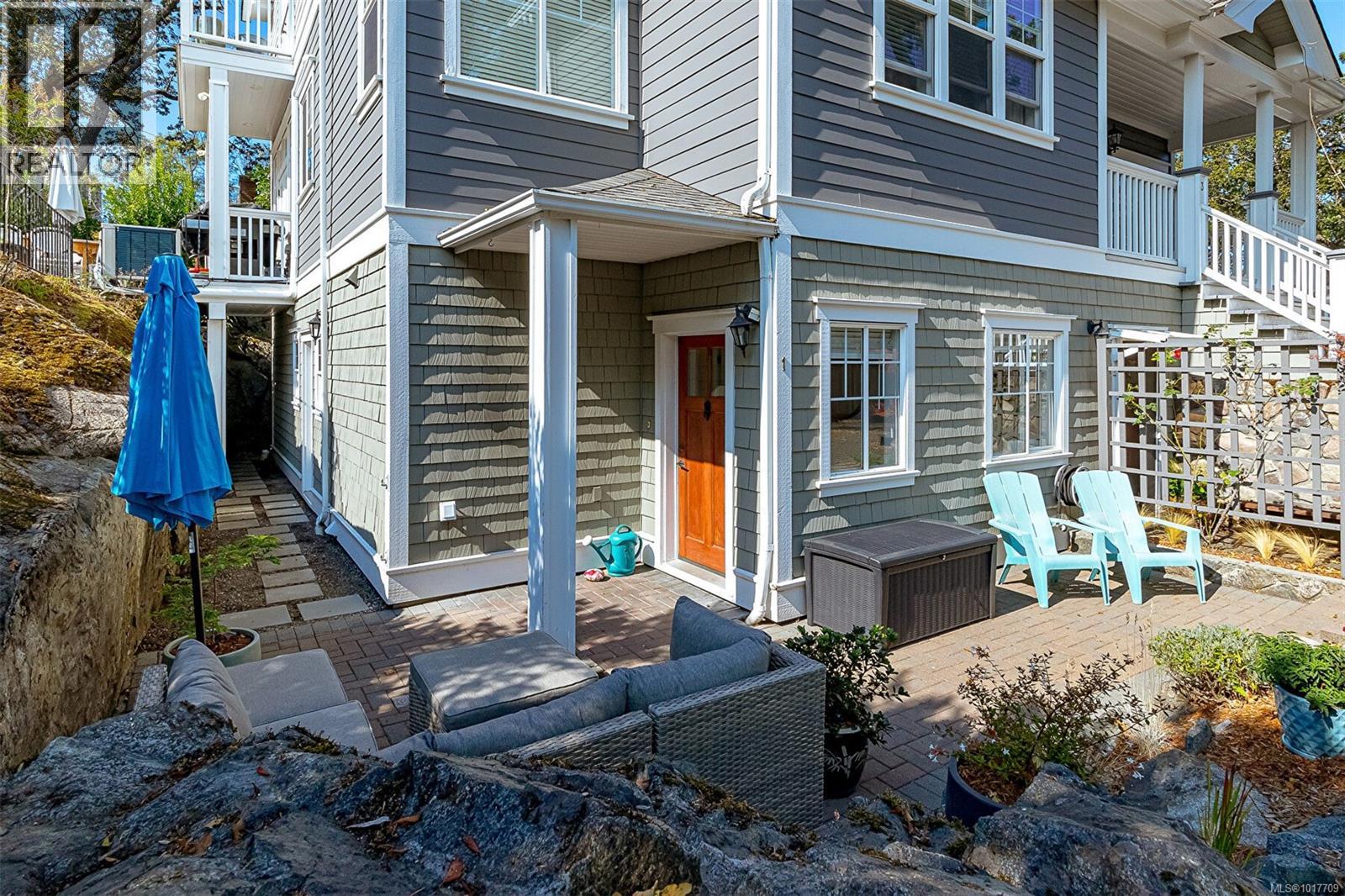 1 1002 Carberry Gdns, Victoria, British Columbia