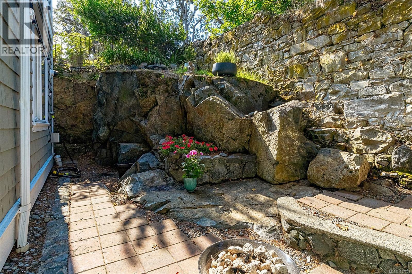 1 1002 Carberry Gdns, Victoria, British Columbia V8S 3R7 - Photo 39 - 1017709