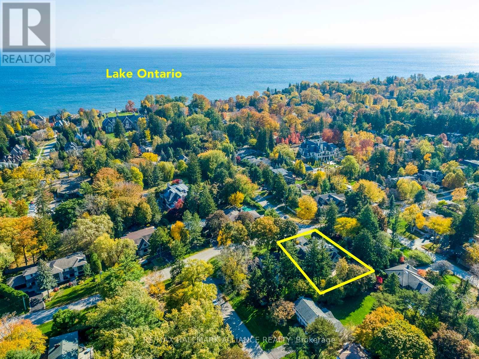 138 Dianne Avenue, Oakville, Ontario  L6J 4G9 - Photo 2 - W12465919