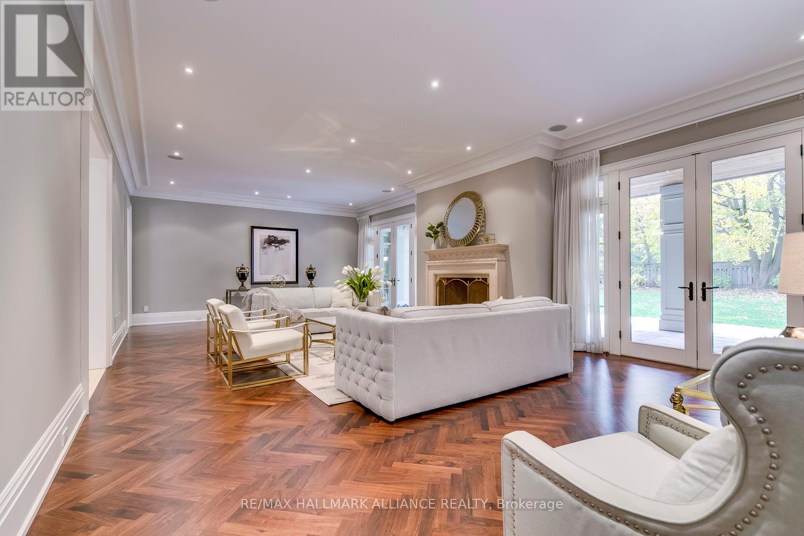 138 Dianne Avenue, Oakville, Ontario  L6J 4G9 - Photo 9 - W12465919