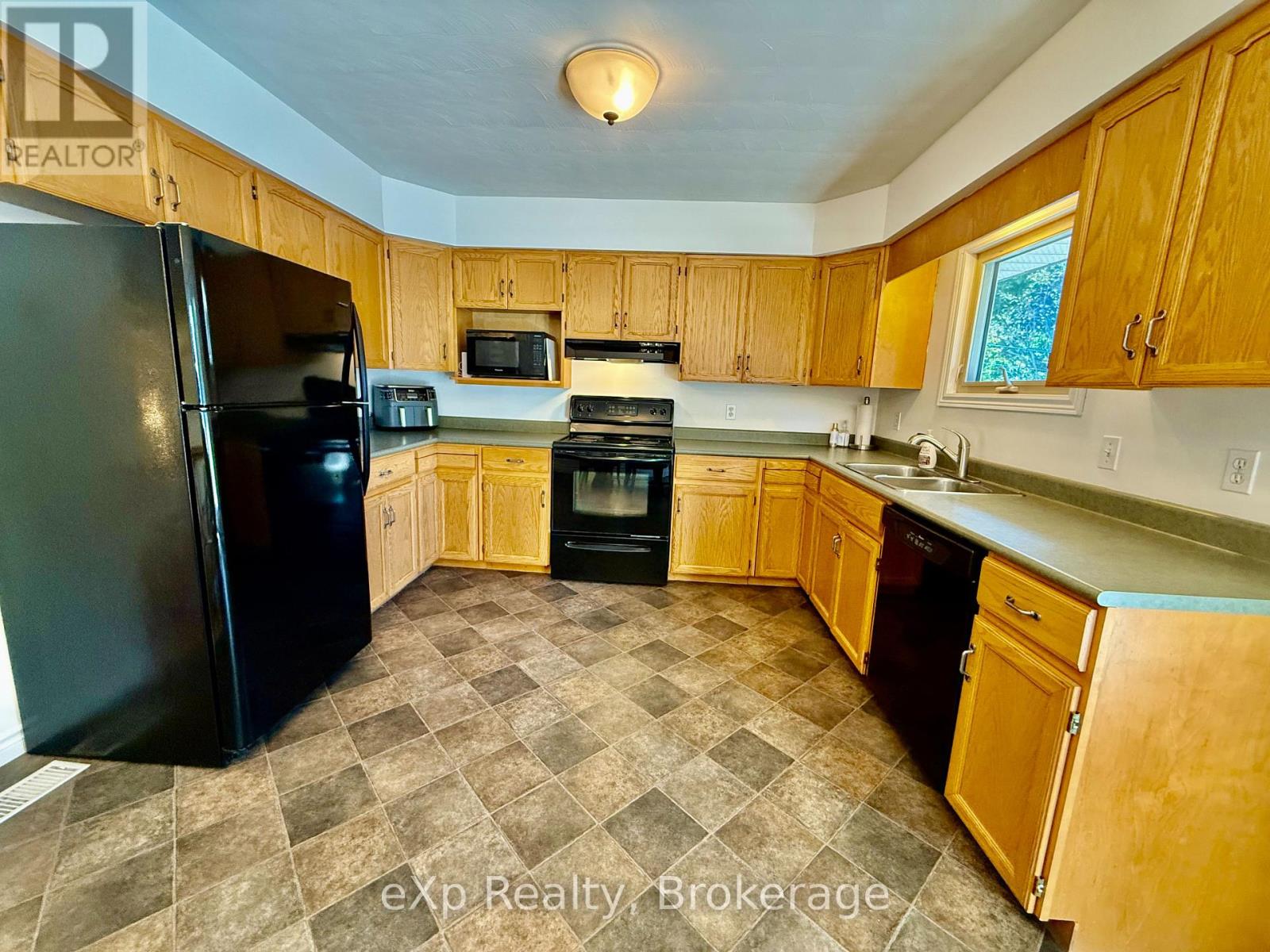 217 Thomas Street, Brockton, Ontario  N0G 2V0 - Photo 10 - X12464727