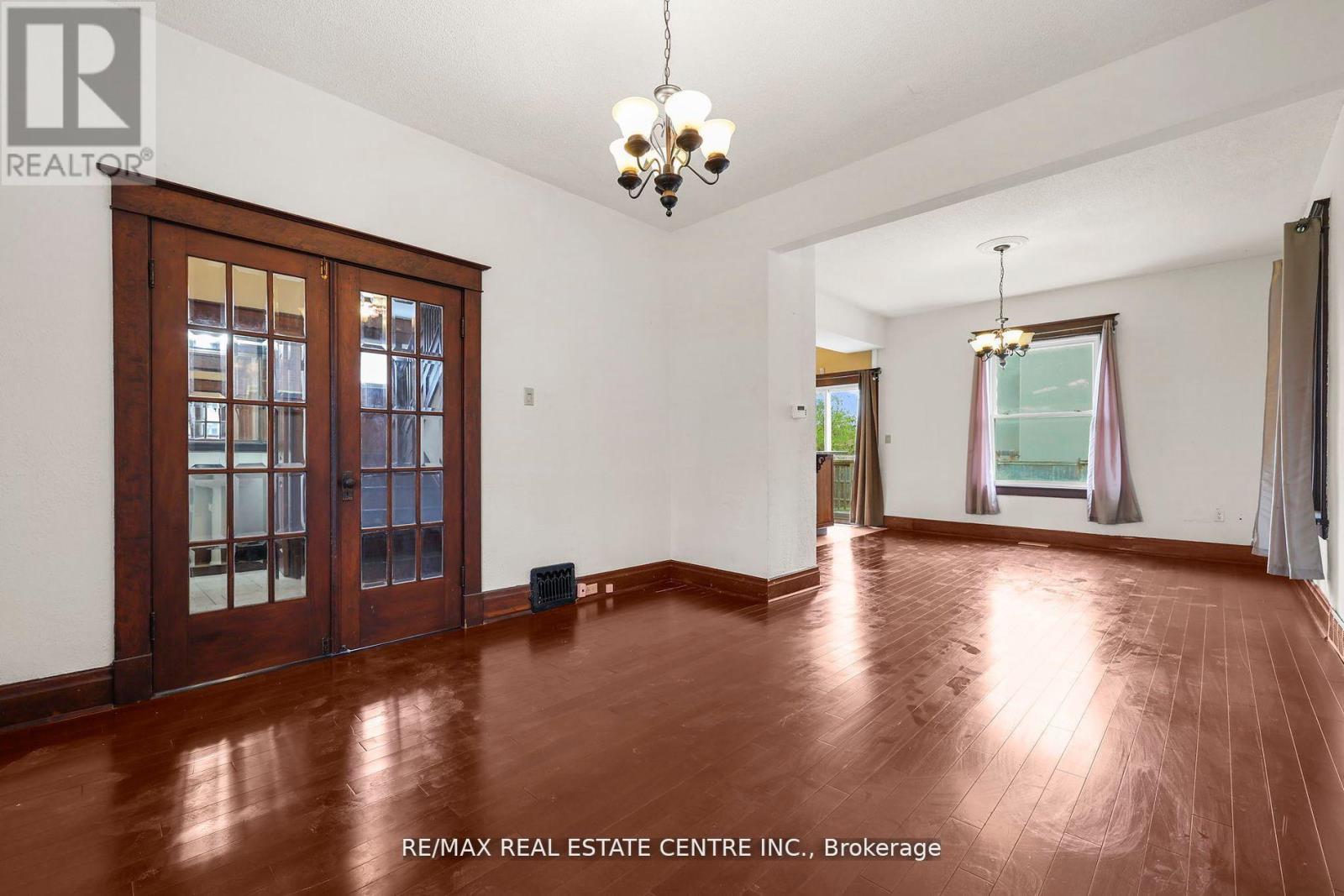 323 Queenston Road, Niagara-On-The-Lake, Ontario  L0S 1J0 - Photo 8 - X12467151