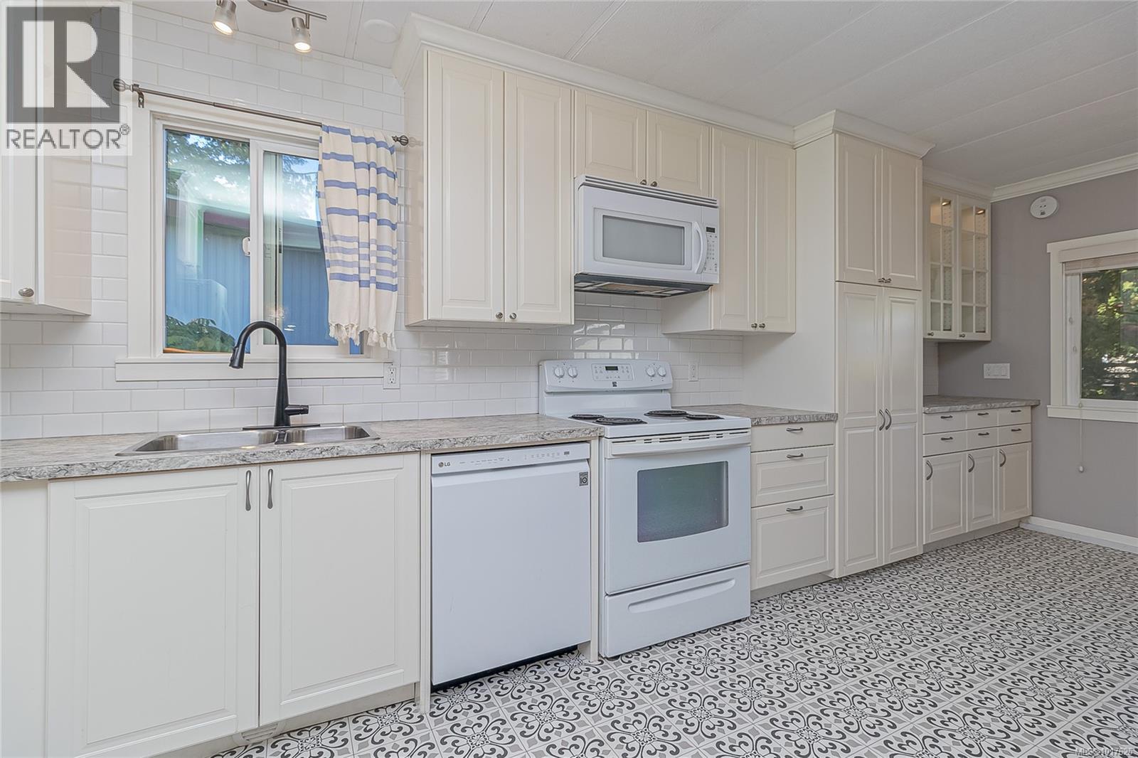 2135 Summergate Blvd, Sidney, British Columbia  V8L 4K9 - Photo 8 - 1017625