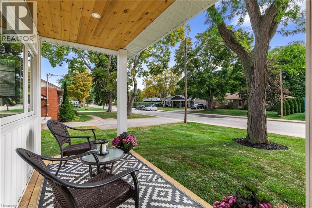 2073 Maplewood Drive, Burlington, Ontario  L7R 2C6 - Photo 4 - 40779412