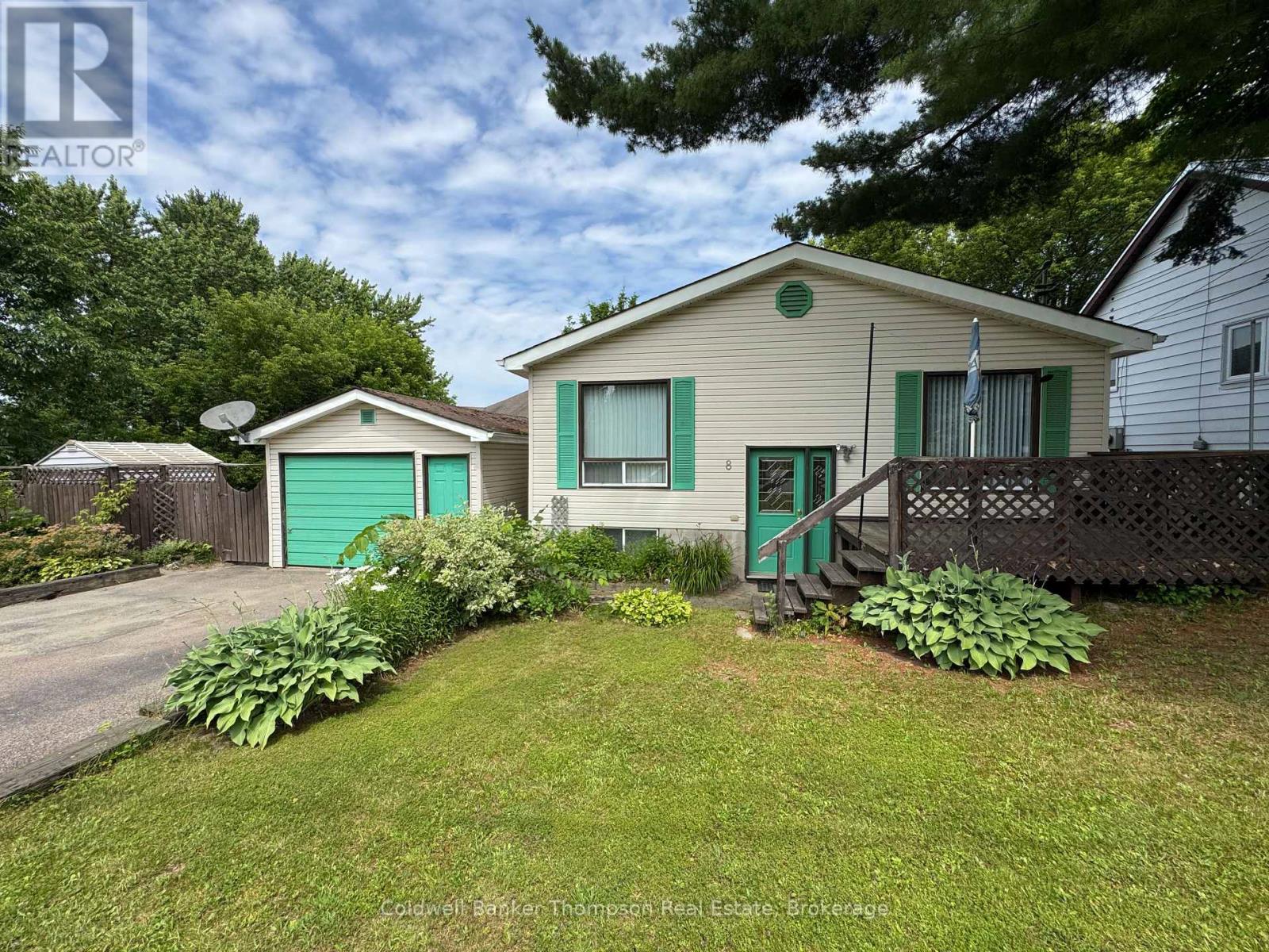 8 Yonge Street S, Huntsville, Ontario  P1H 1W7 - Photo 2 - X12467209