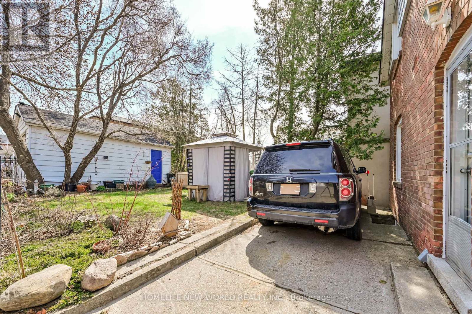 181 Kane Avenue, Toronto, Ontario  M6M 3N4 - Photo 6 - W12467190