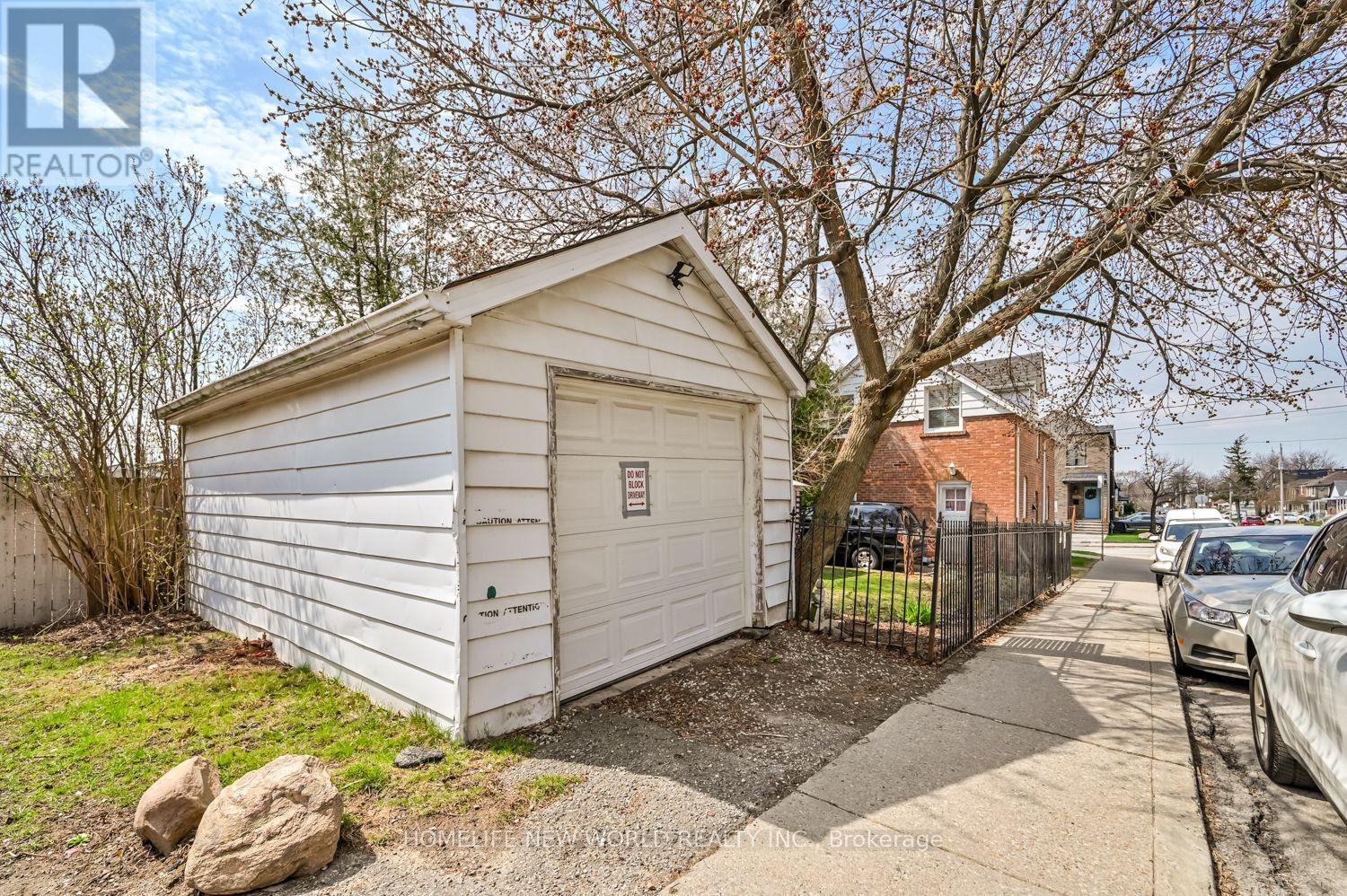 181 Kane Avenue, Toronto, Ontario  M6M 3N4 - Photo 9 - W12467190