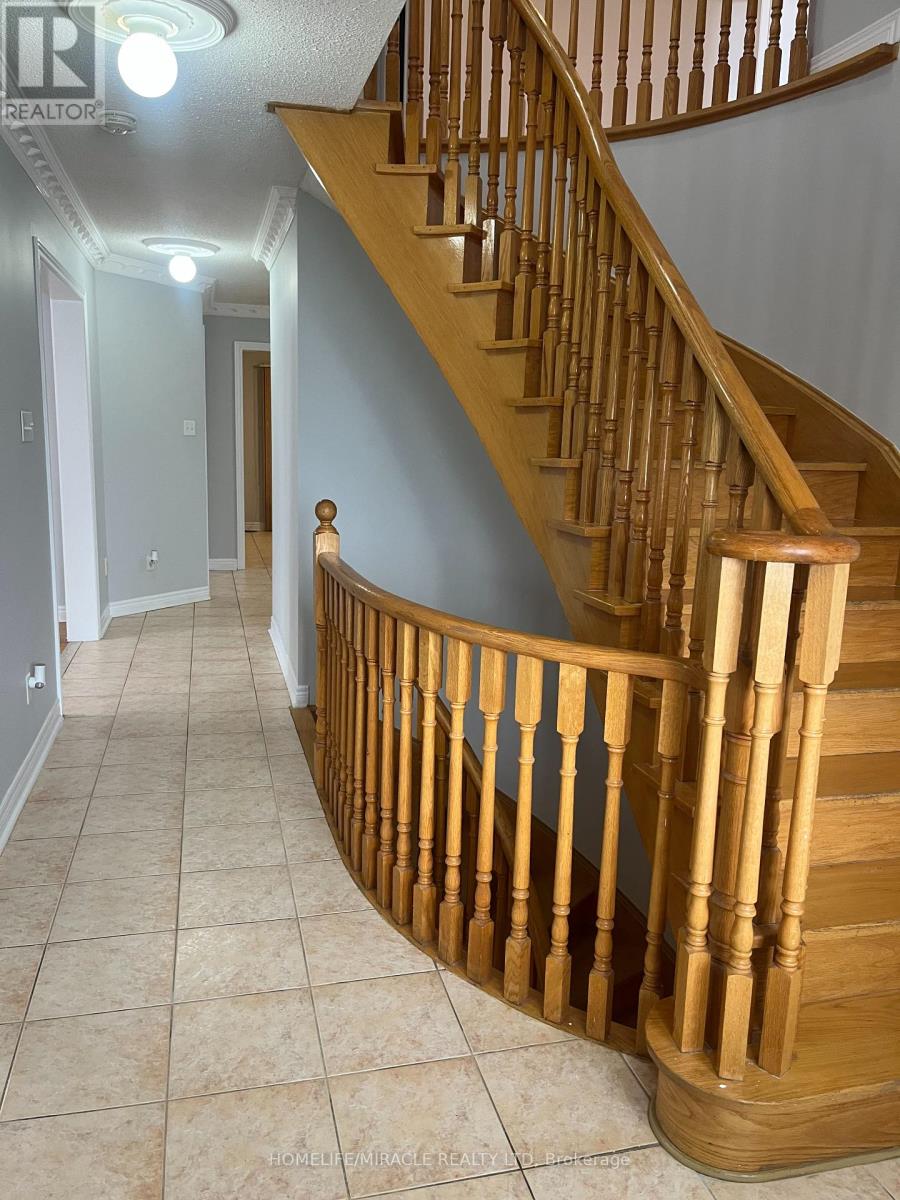 18 Egypt Drive, Brampton, Ontario  L6R 2P8 - Photo 3 - W12467191