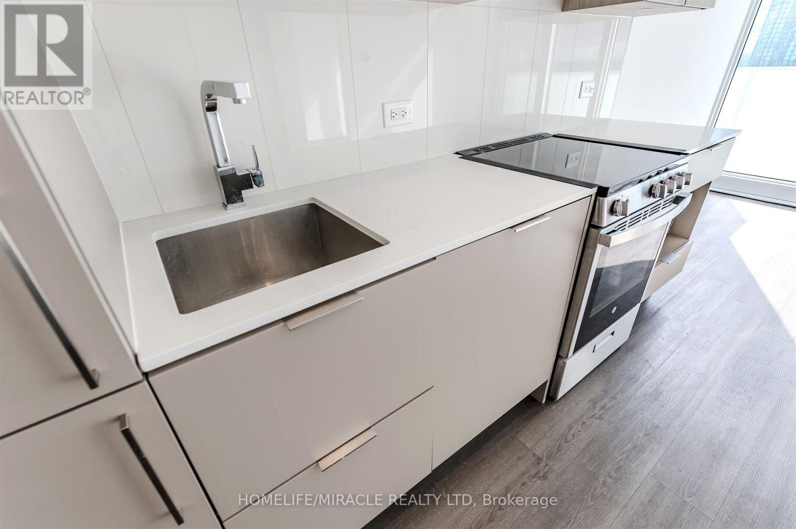 2404 - 3900 Confederation Parkway, Mississauga, Ontario  L5B 0M3 - Photo 10 - W12467198
