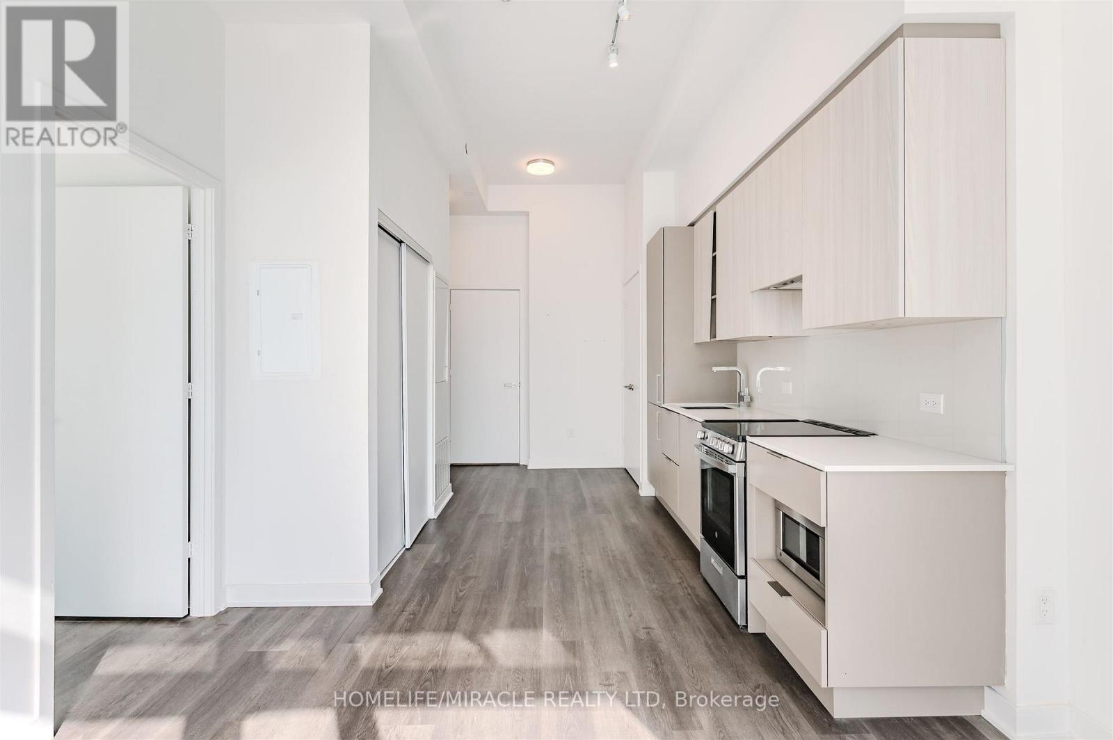 2404 - 3900 Confederation Parkway, Mississauga, Ontario  L5B 0M3 - Photo 13 - W12467198