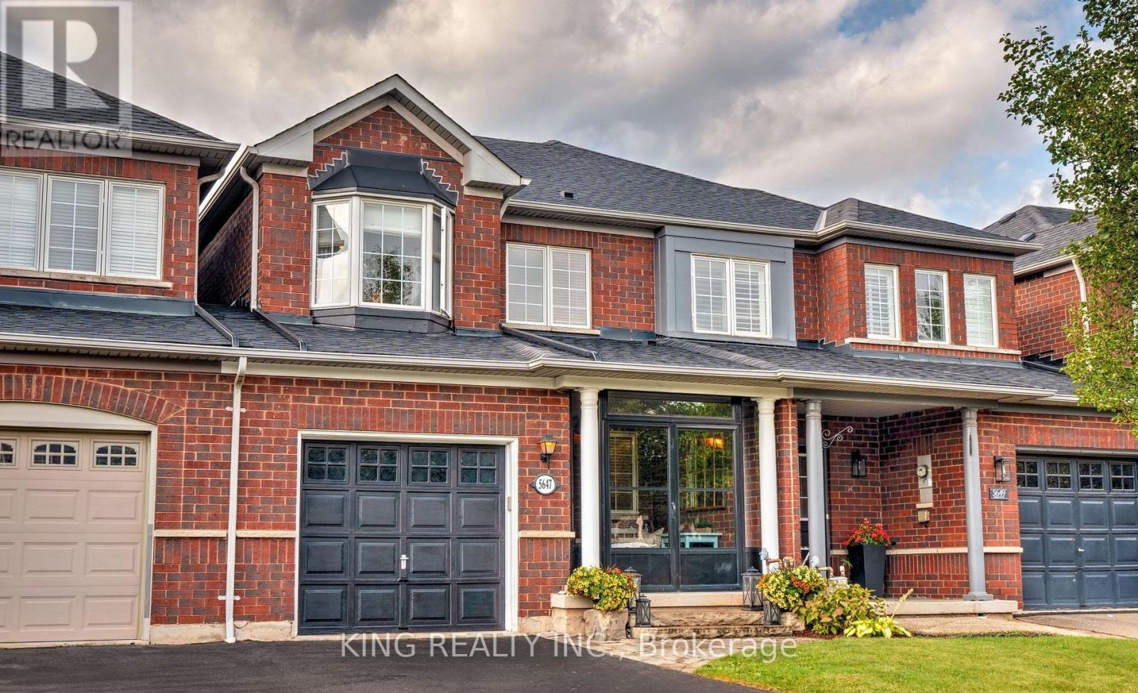 5647 Stella Lane, Burlington, Ontario  L7L 6X4 - Photo 2 - W12467229