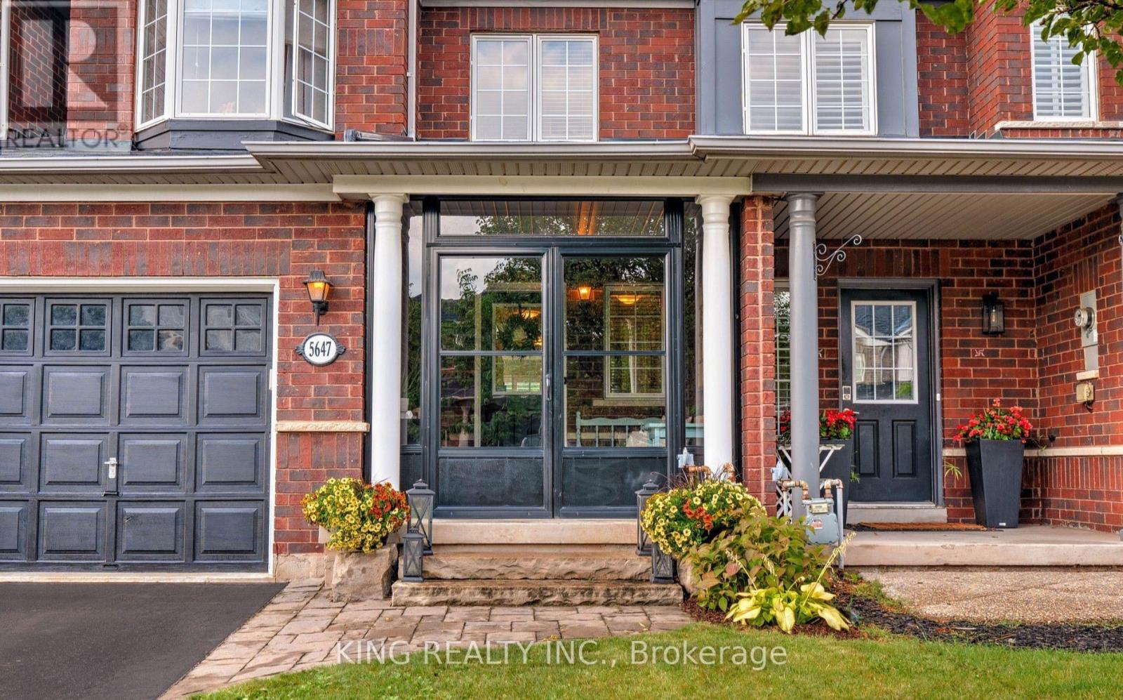 5647 Stella Lane, Burlington, Ontario  L7L 6X4 - Photo 3 - W12467229