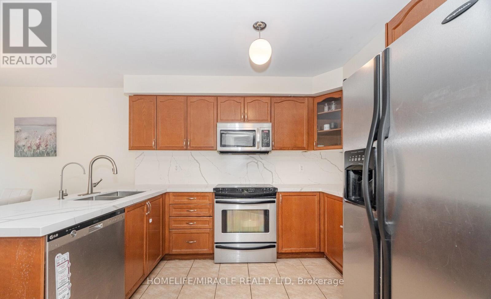 31 Hollingsworth Circle, Brampton, Ontario  L7A 0J7 - Photo 10 - W12467231