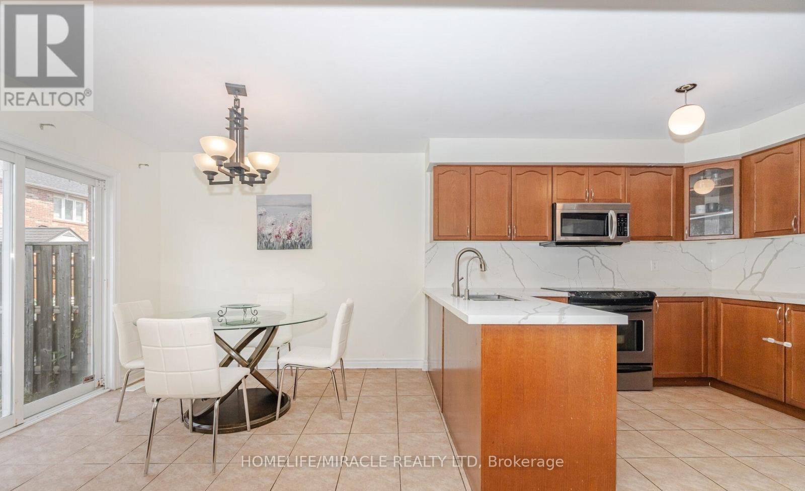 31 Hollingsworth Circle, Brampton, Ontario  L7A 0J7 - Photo 12 - W12467231