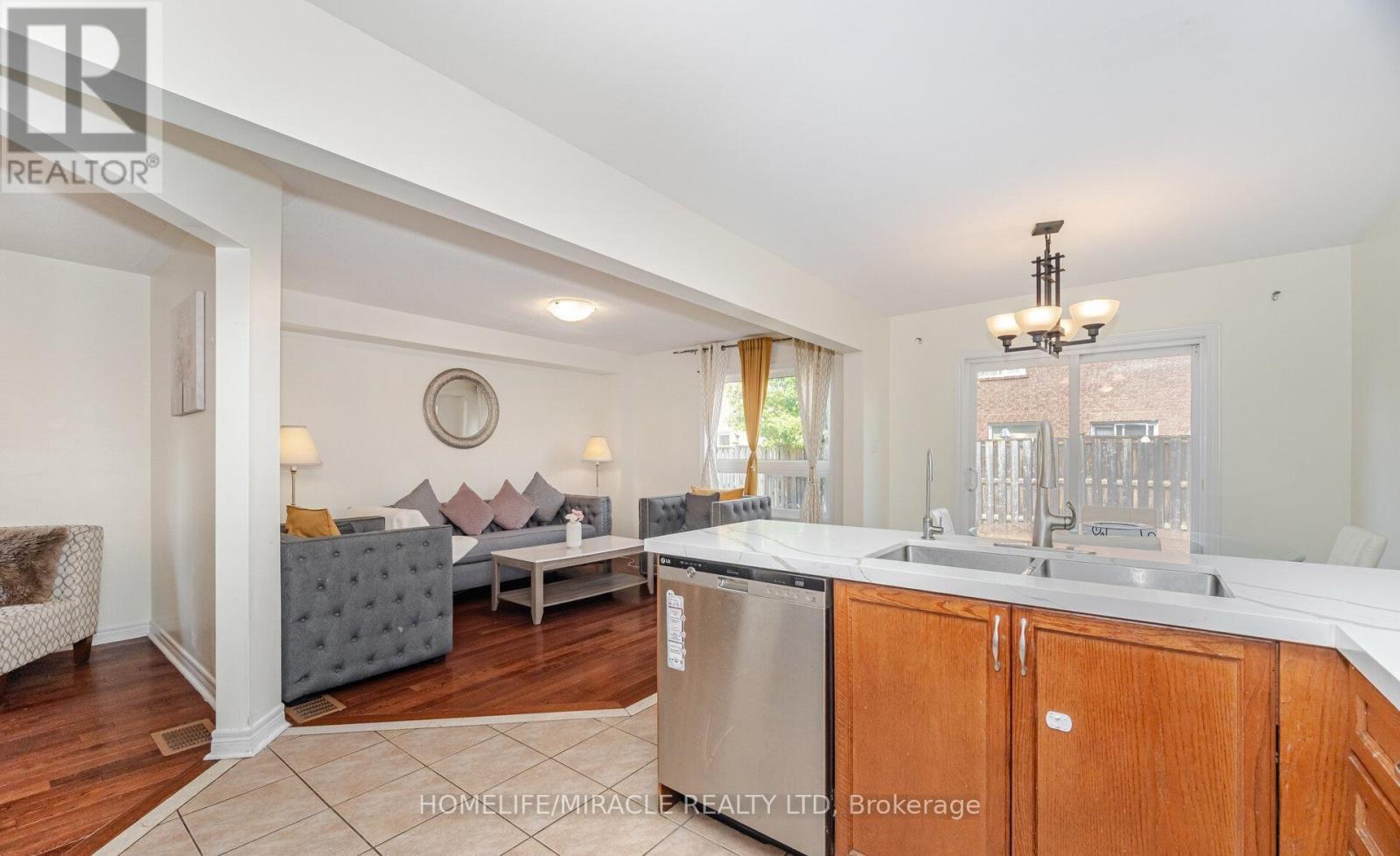 31 Hollingsworth Circle, Brampton, Ontario  L7A 0J7 - Photo 14 - W12467231