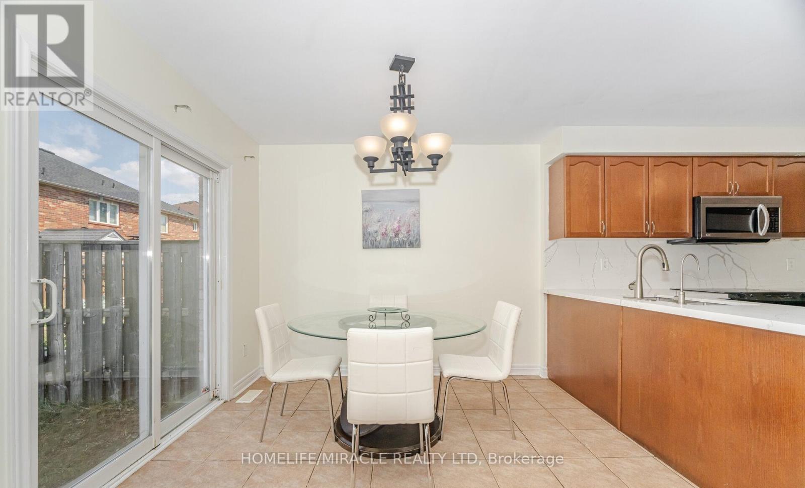 31 Hollingsworth Circle, Brampton, Ontario  L7A 0J7 - Photo 15 - W12467231