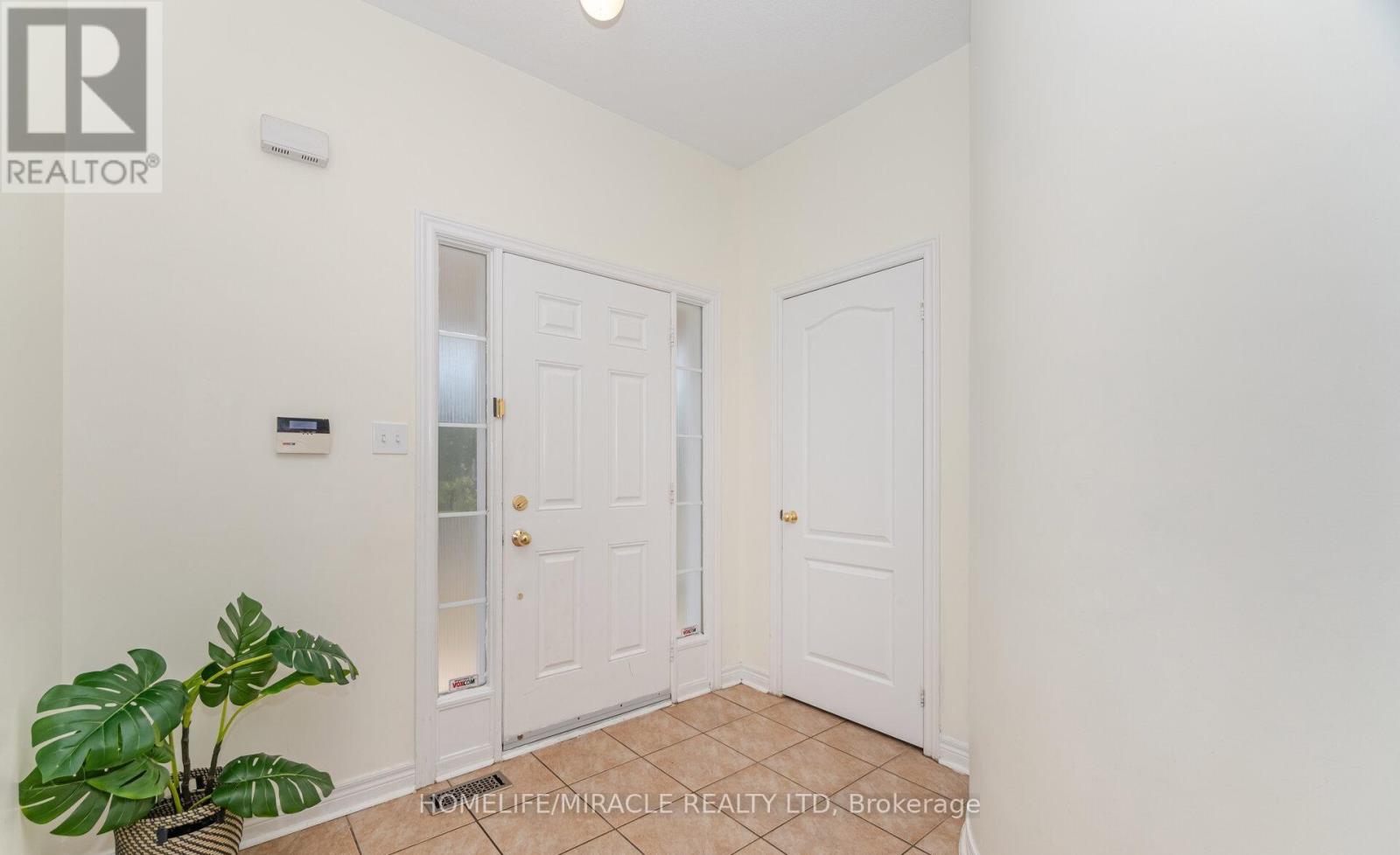31 Hollingsworth Circle, Brampton, Ontario  L7A 0J7 - Photo 4 - W12467231