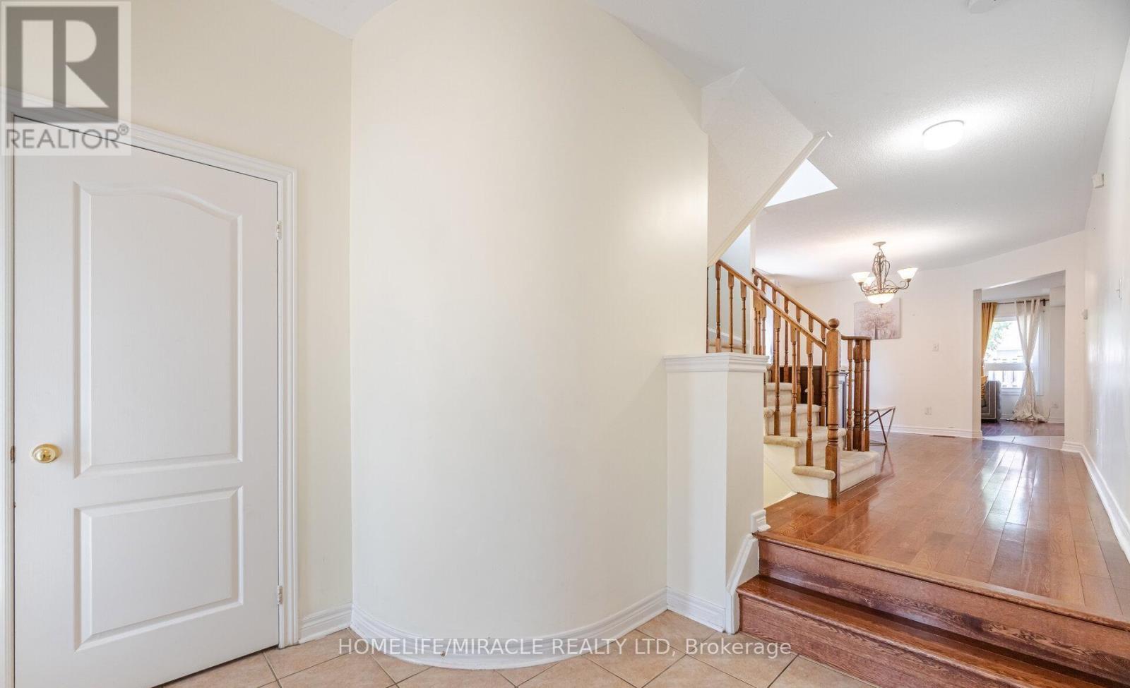 31 Hollingsworth Circle, Brampton, Ontario  L7A 0J7 - Photo 5 - W12467231