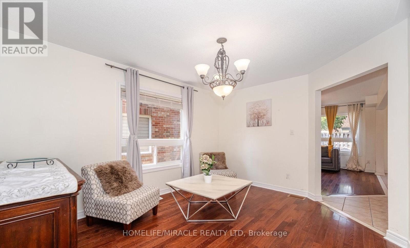 31 Hollingsworth Circle, Brampton, Ontario  L7A 0J7 - Photo 6 - W12467231