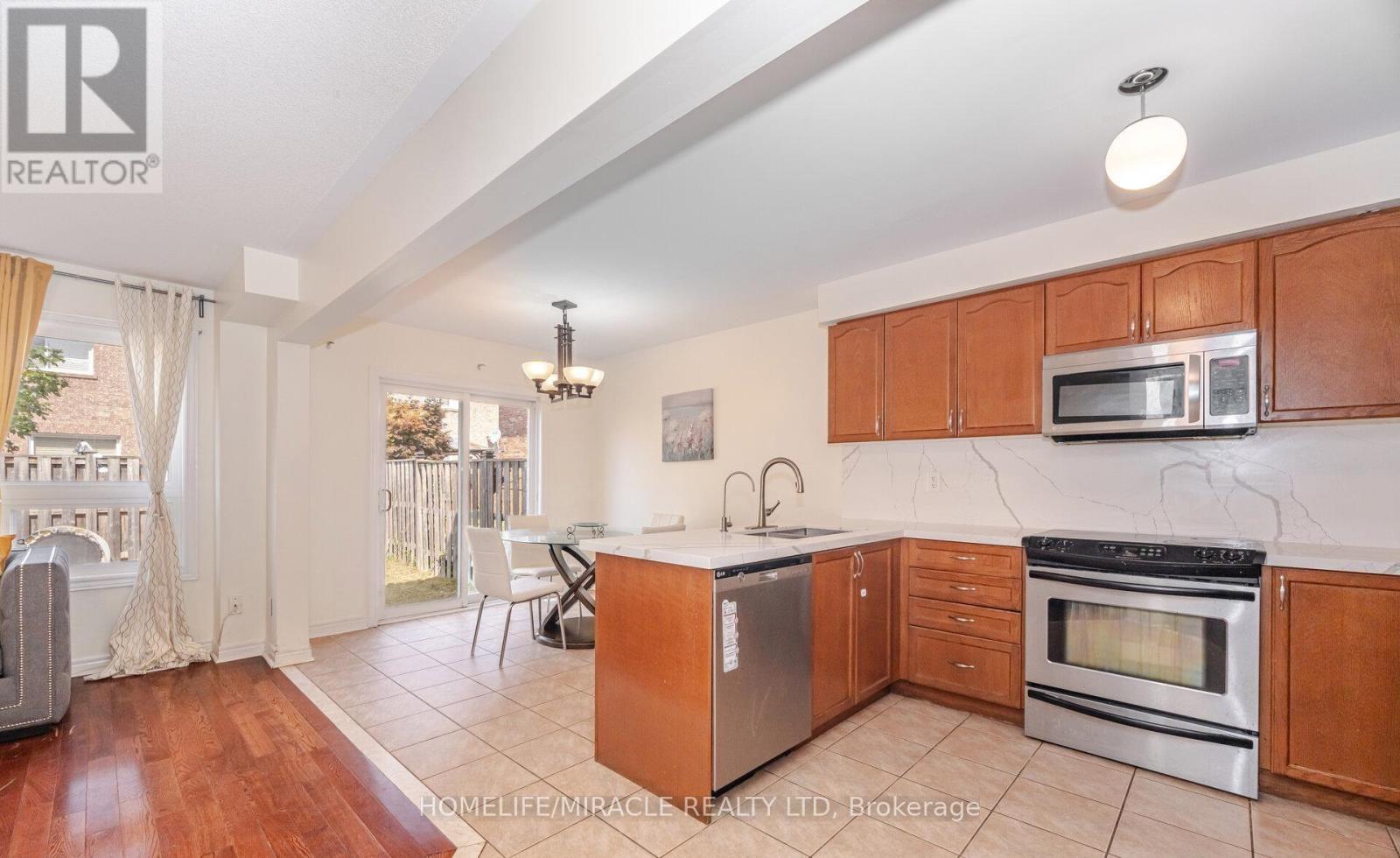 31 Hollingsworth Circle, Brampton, Ontario  L7A 0J7 - Photo 9 - W12467231