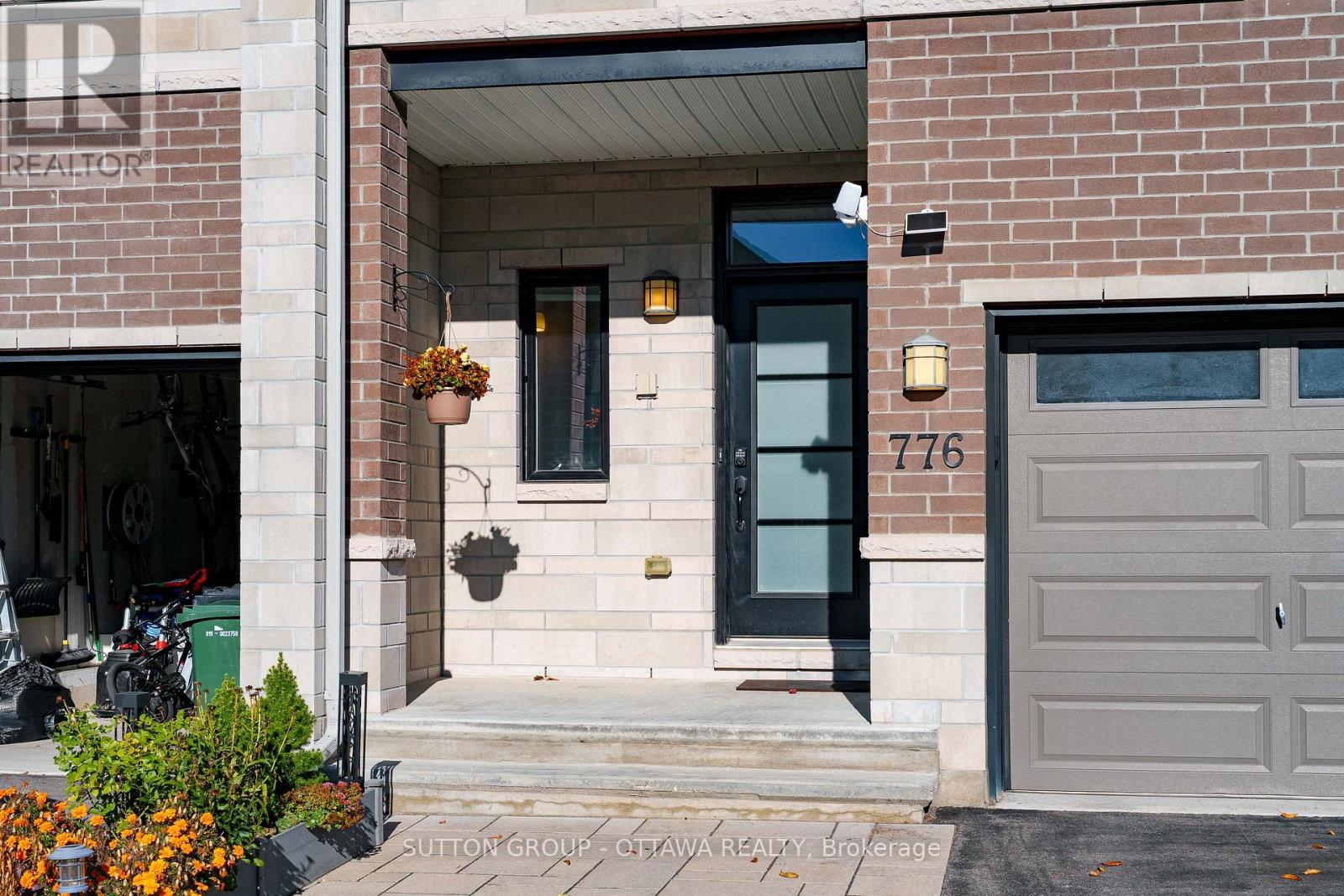 776 Carnelian Crescent, Ottawa, Ontario  K1X 0A8 - Photo 2 - X12467275
