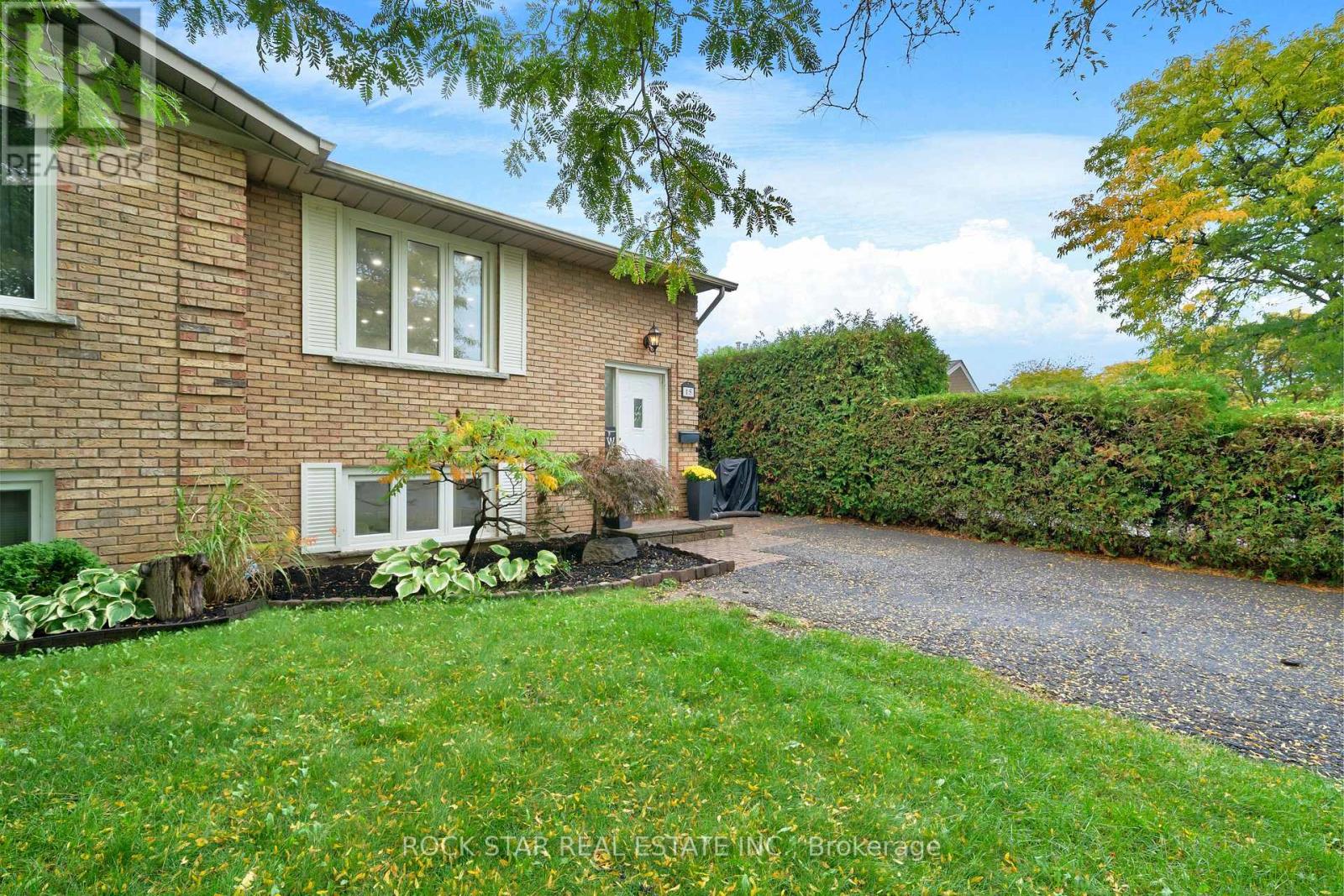 15 Heritage Court, St. Catharines, Ontario  L2S 3H7 - Photo 3 - X12467247