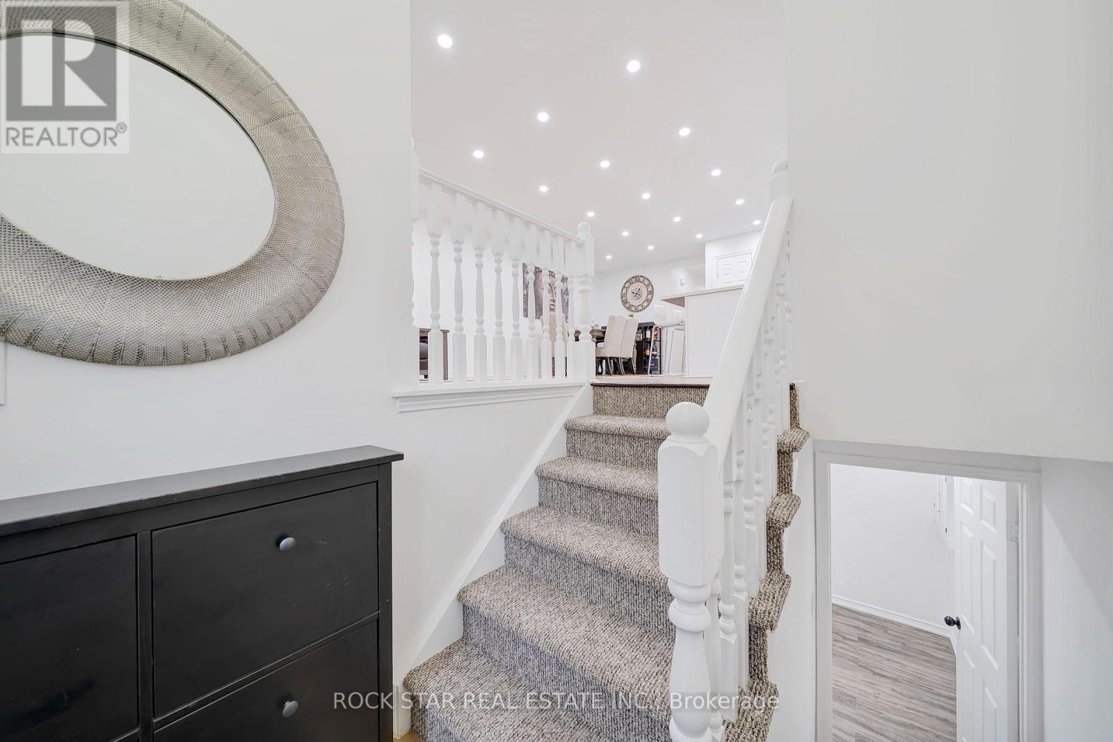 15 Heritage Court, St. Catharines, Ontario  L2S 3H7 - Photo 4 - X12467247