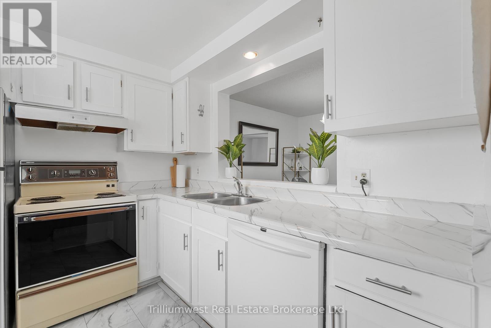 8 - 5982 Dunn Street, Niagara Falls, Ontario  L2G 7J9 - Photo 5 - X12467282