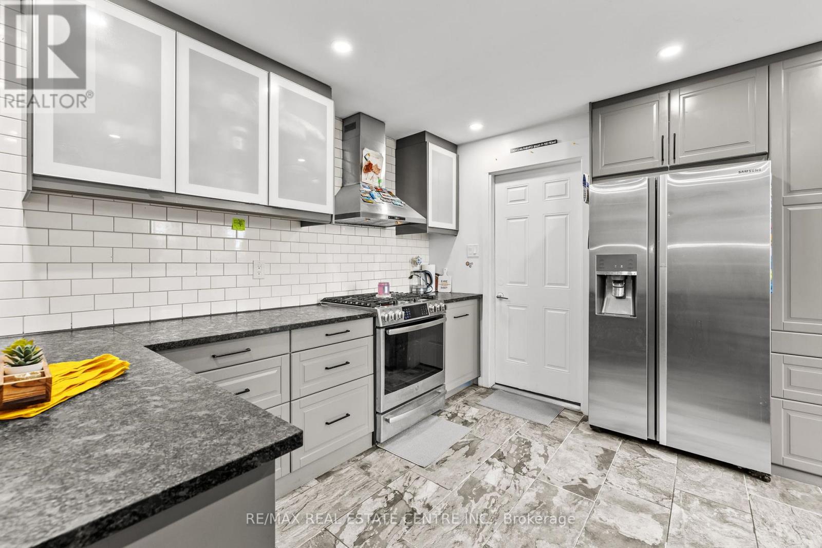 35 Jackson Court, Ottawa, Ontario  K2K 1B6 - Photo 8 - X12467271