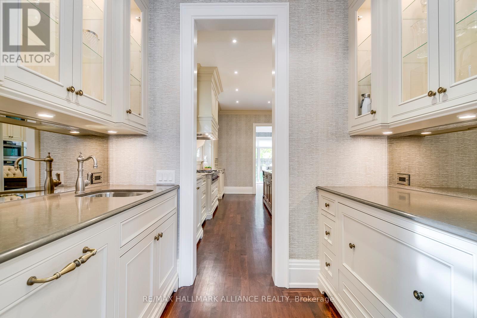 138 Dianne Avenue, Oakville, Ontario  L6J 4G9 - Photo 15 - W12465919