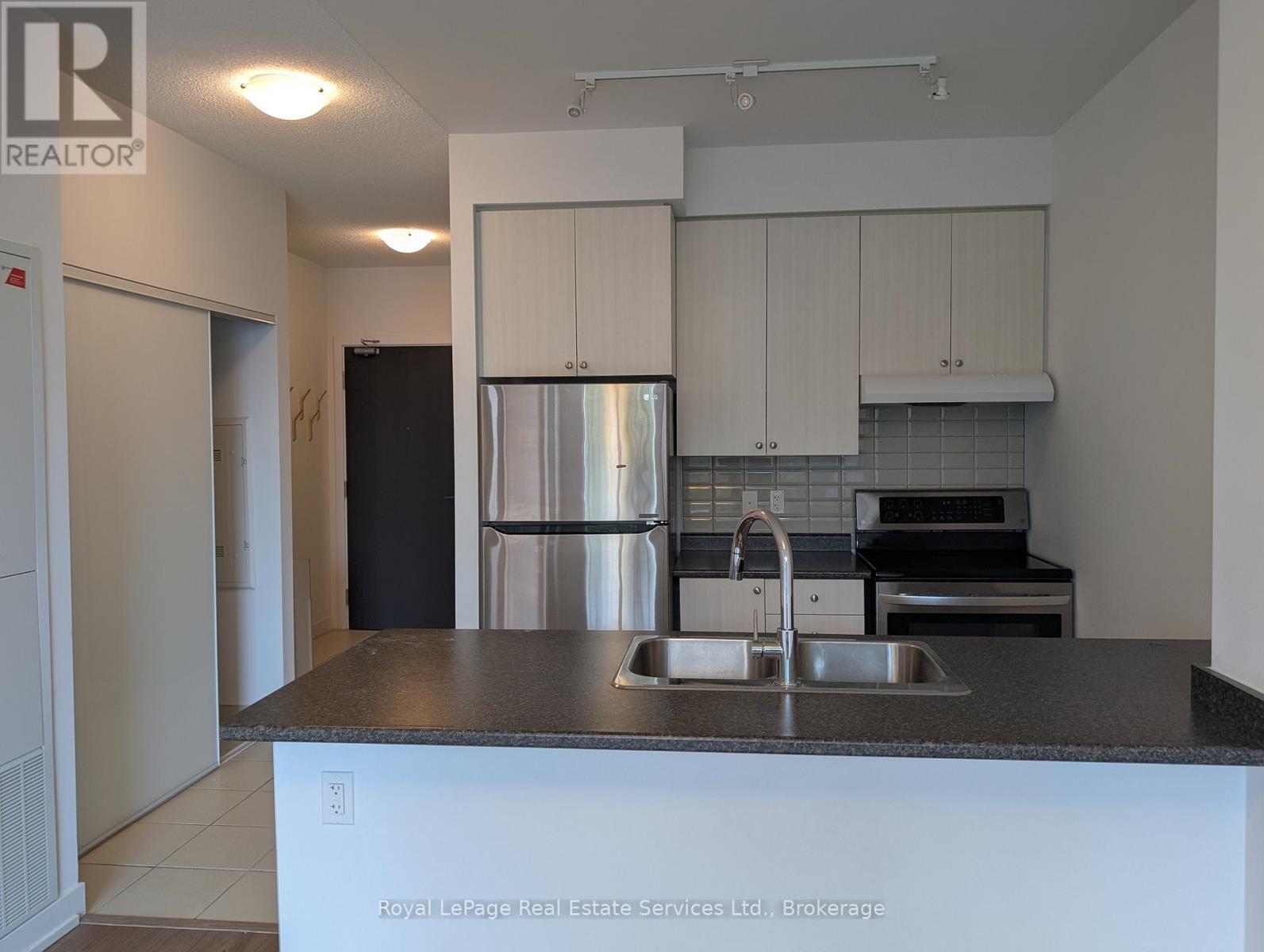213 - 8 Trent Avenue, Toronto, Ontario  M4C 0A6 - Photo 3 - E12467297