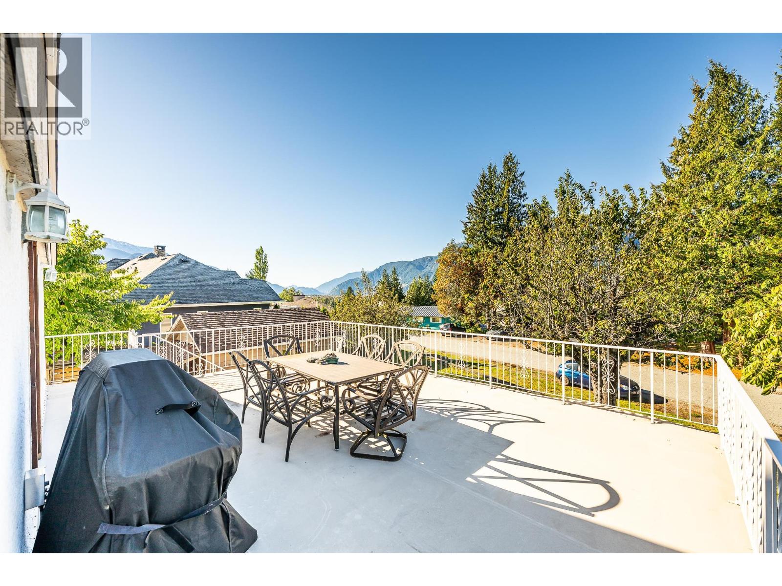2332 Argyle Crescent, Squamish, British Columbia  V0N 1T0 - Photo 3 - R3058521