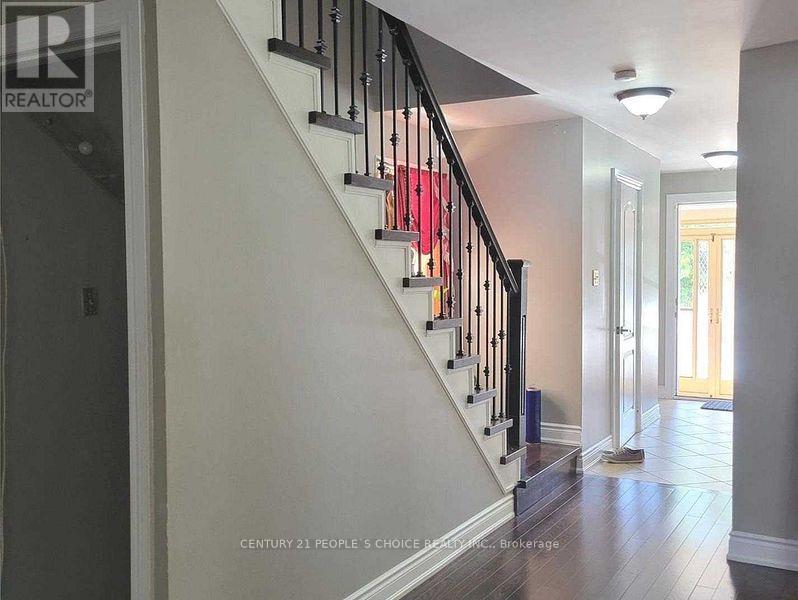 Upper - 47 Malabar Crescent, Brampton, Ontario  L6S 3X7 - Photo 3 - W12467294