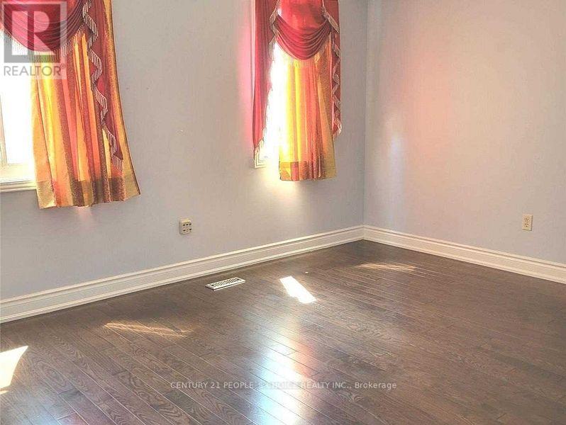 Upper - 47 Malabar Crescent, Brampton, Ontario  L6S 3X7 - Photo 7 - W12467294