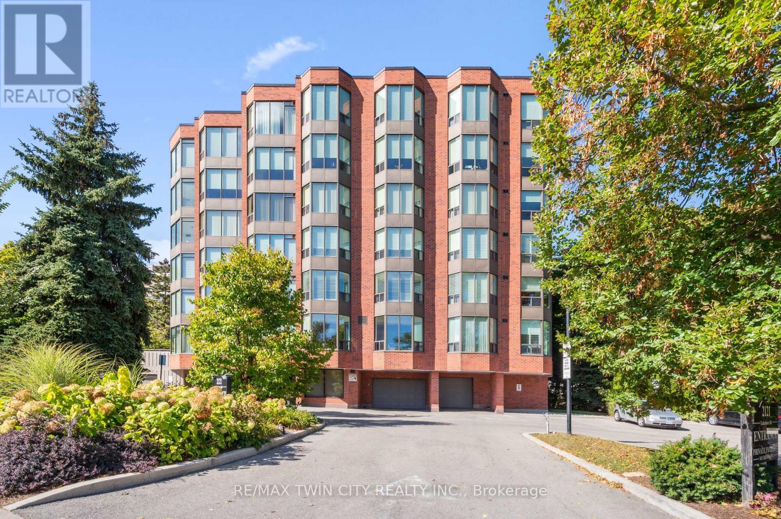 401 - 2121 Lakeshore Road, Burlington, Ontario  L7R 1C9 - Photo 3 - W12467298