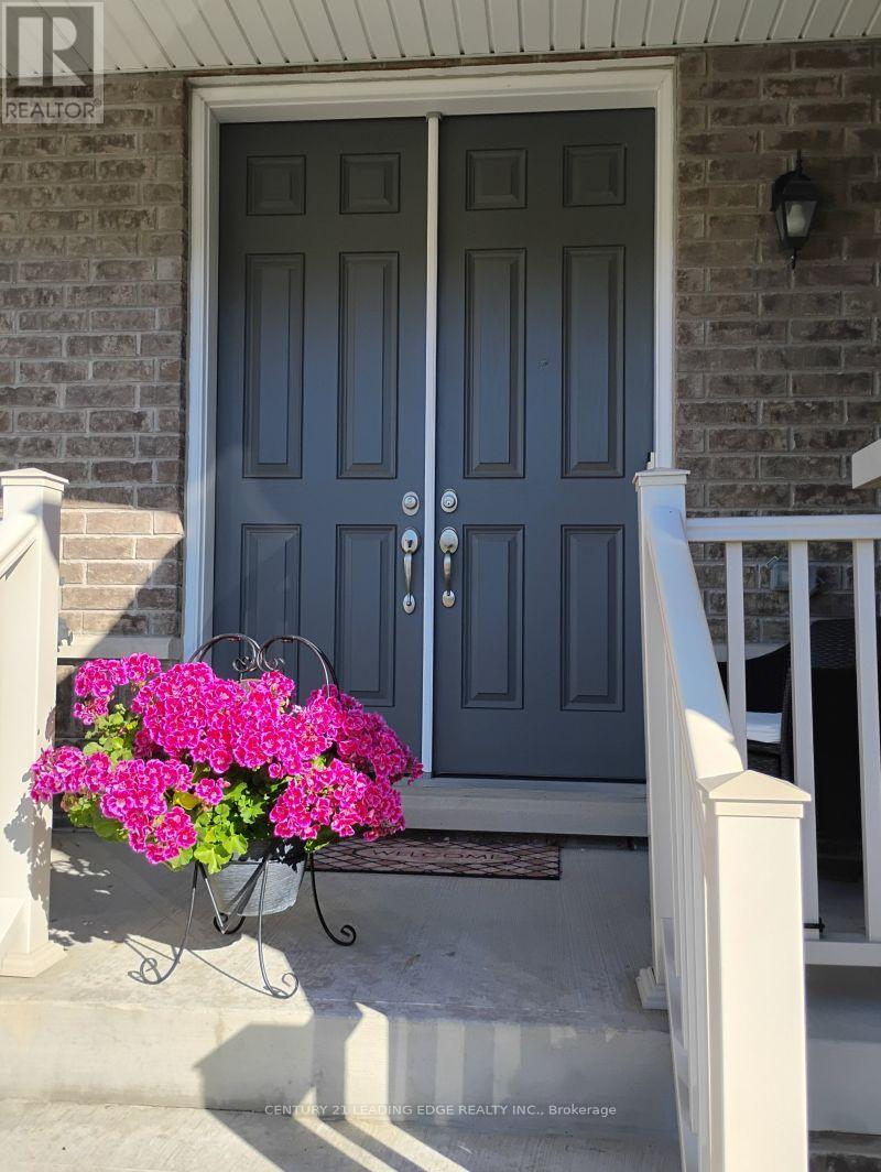 845 Langford Boulevard, Bradford West Gwillimbury (Bradford), Ontario  L3Z 2A4 - Photo 3 - N12467320