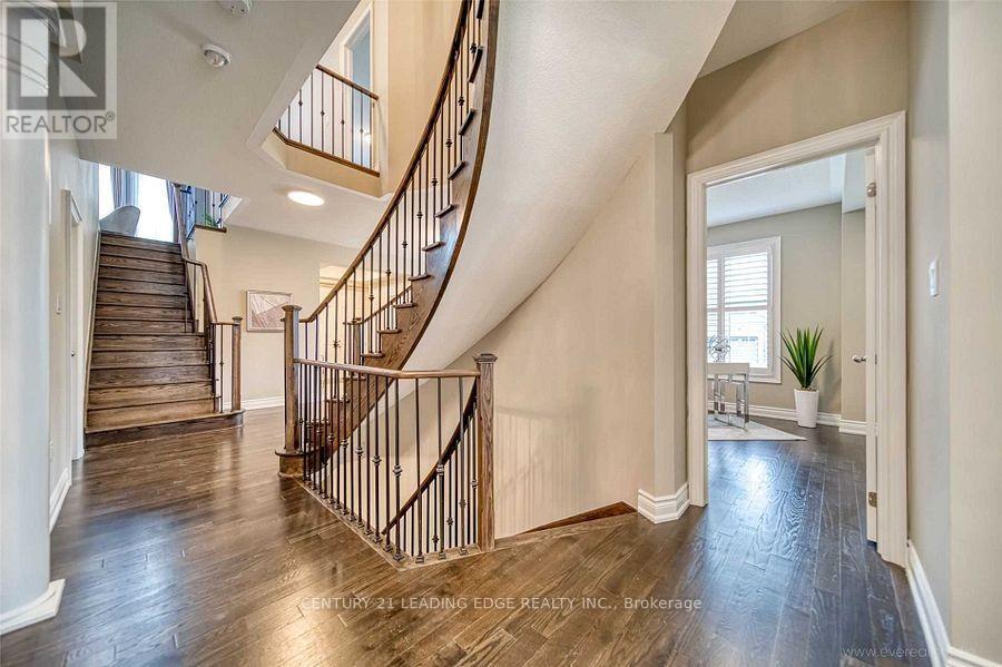 845 Langford Boulevard, Bradford West Gwillimbury (Bradford), Ontario  L3Z 2A4 - Photo 4 - N12467320