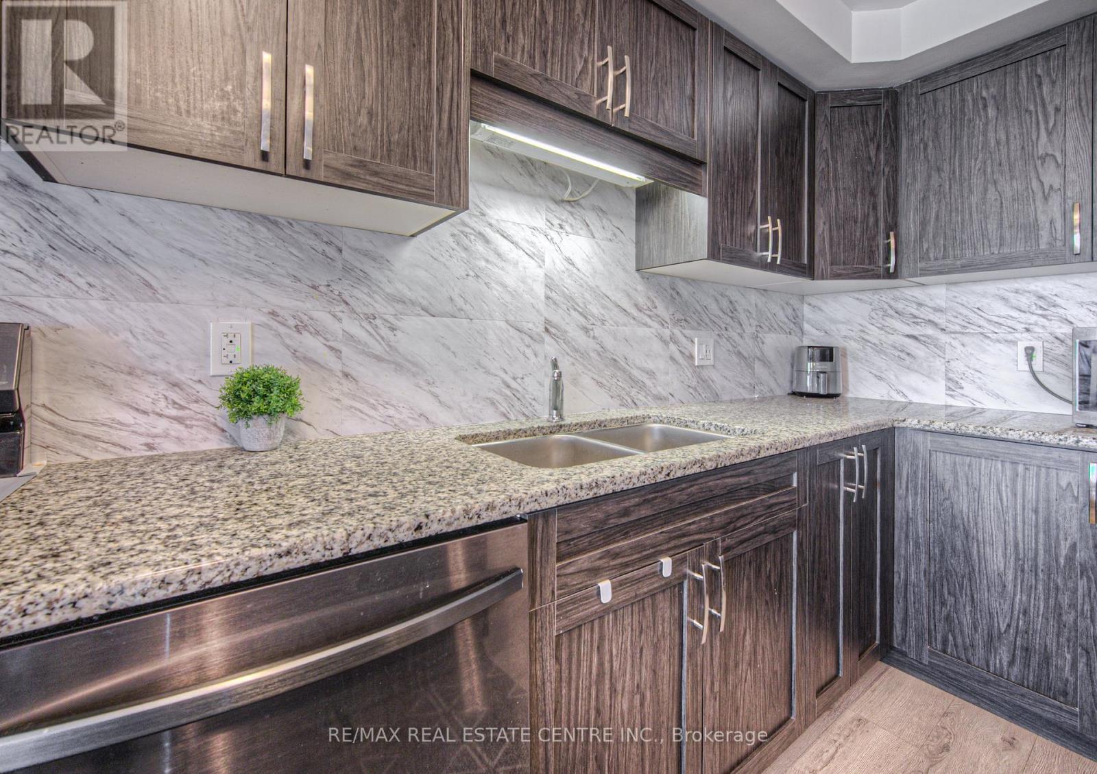 119 - 23 Valencia Avenue E, Kitchener, Ontario  N2R 0R7 - Photo 13 - X12467330