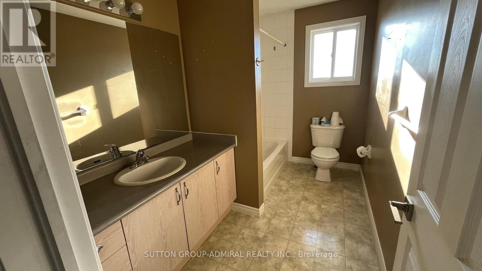 Upper - 12 Revelstoke Court, Barrie, Ontario  L4N 8X7 - Photo 11 - S12467356