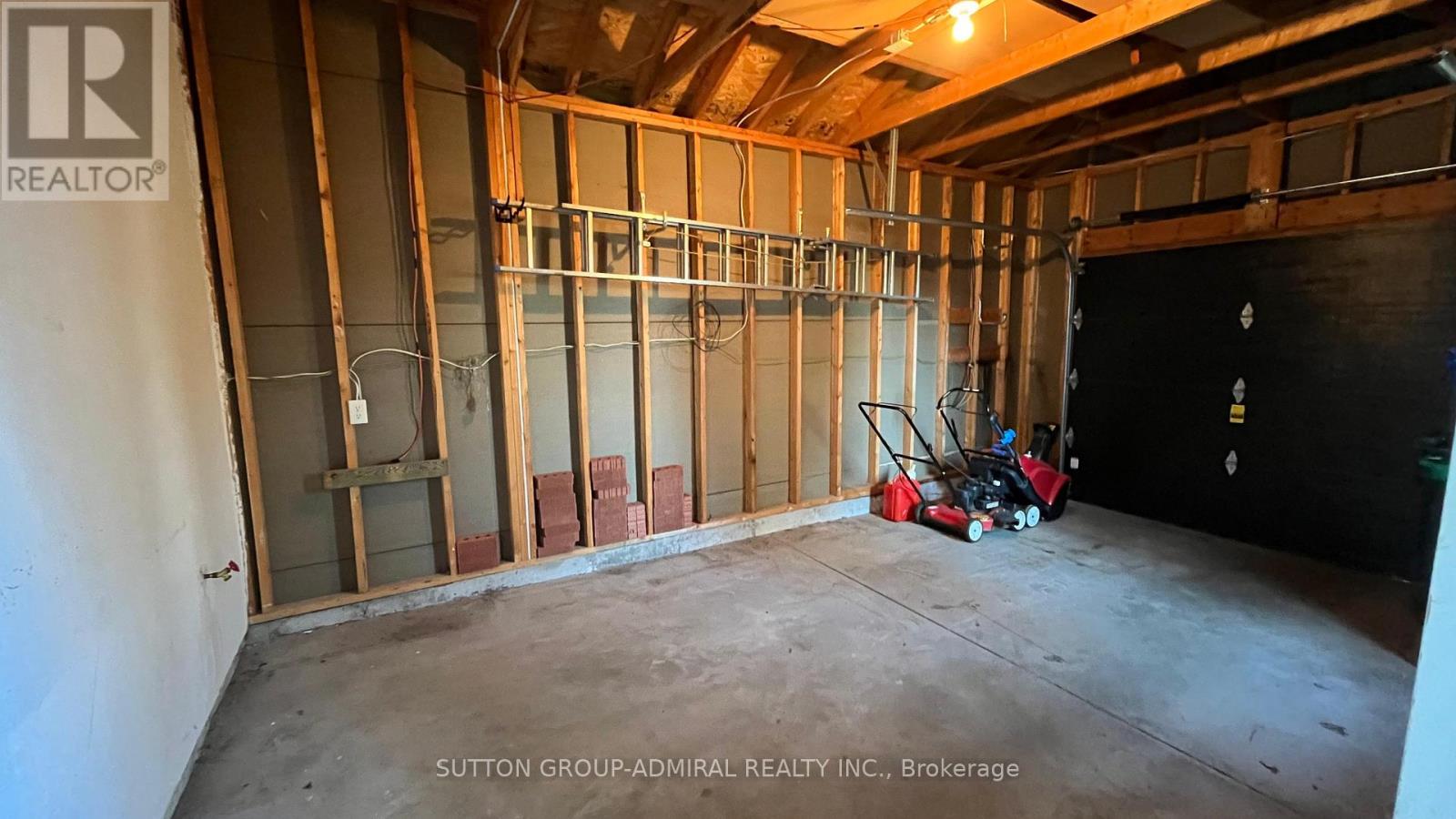 Upper - 12 Revelstoke Court, Barrie, Ontario  L4N 8X7 - Photo 13 - S12467356
