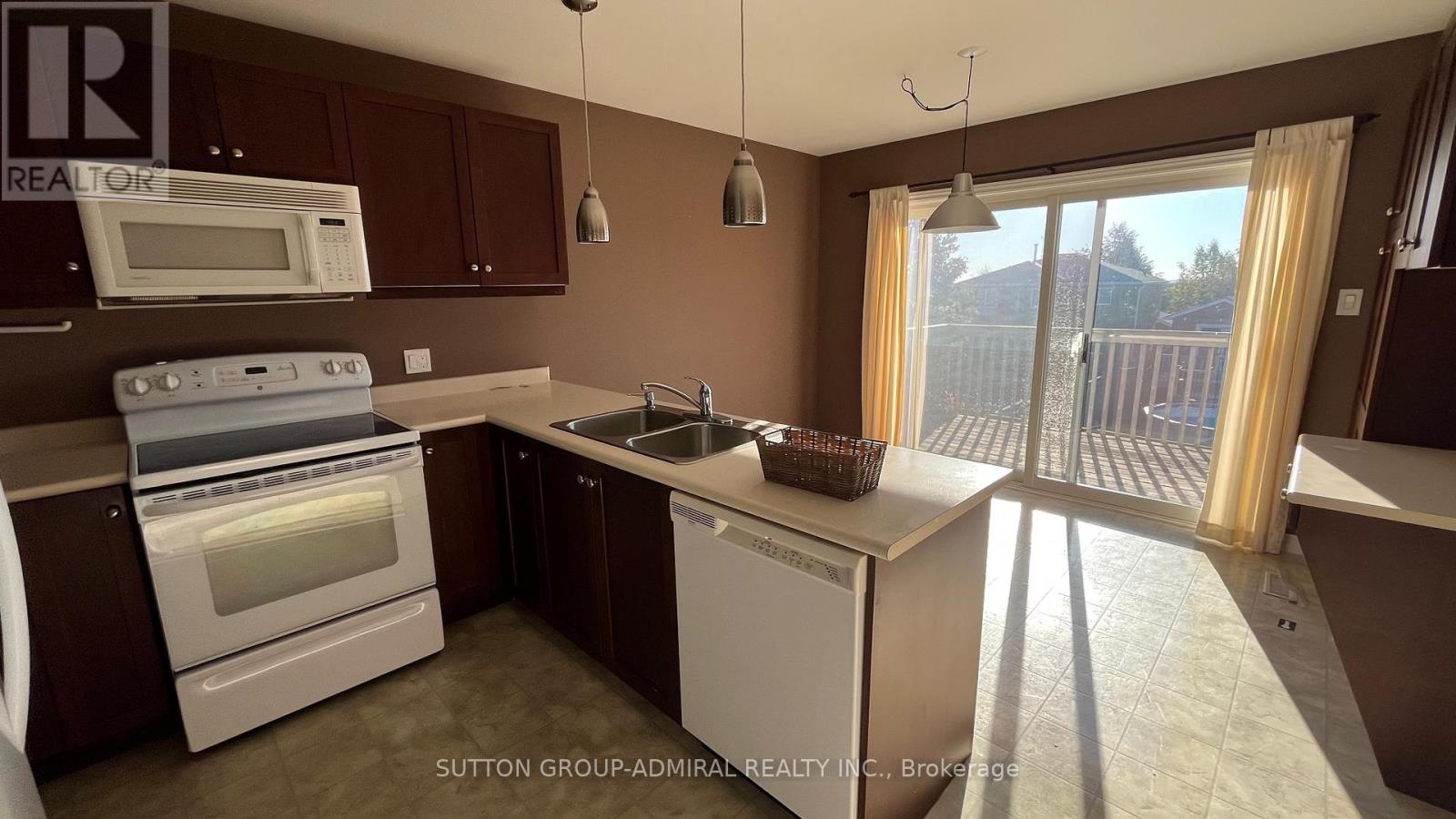 Upper - 12 Revelstoke Court, Barrie, Ontario  L4N 8X7 - Photo 7 - S12467356