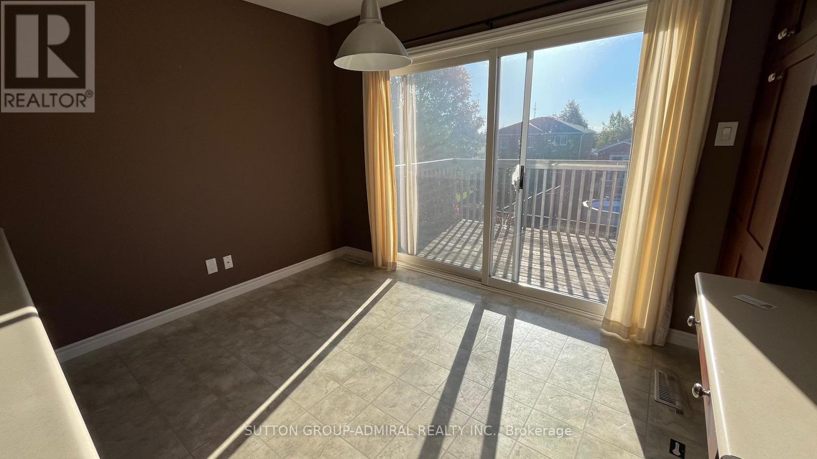 Upper - 12 Revelstoke Court, Barrie, Ontario  L4N 8X7 - Photo 9 - S12467356