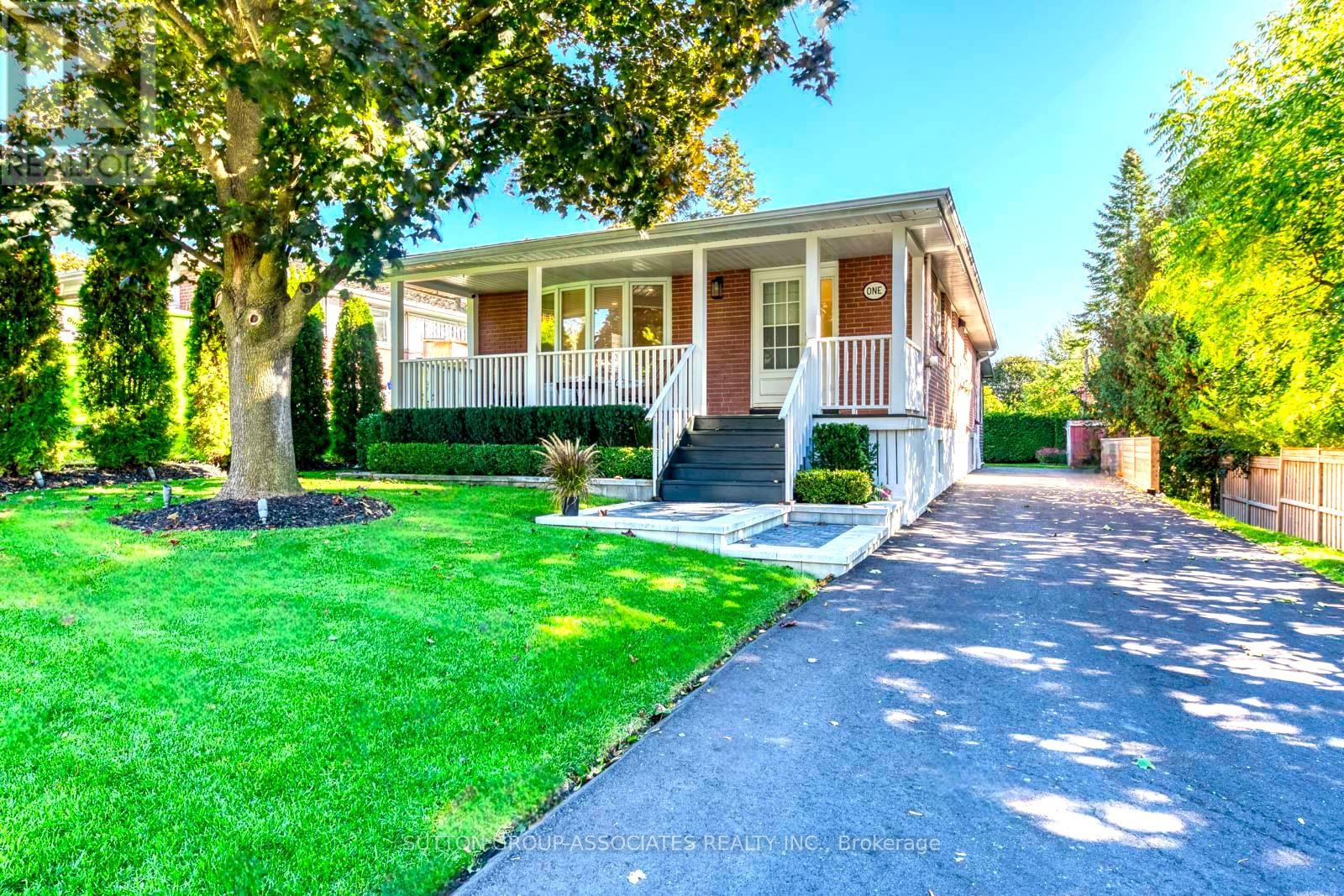 1 LAURENTIDE AVENUE, Aurora, Ontario