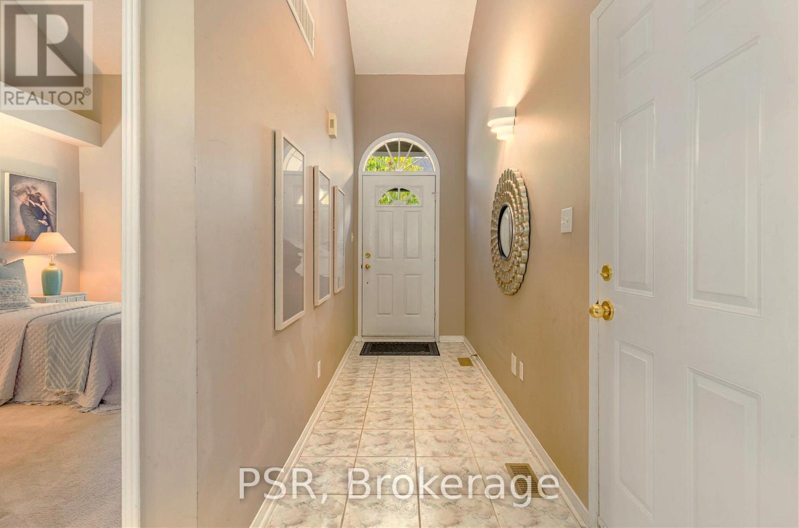 17 - 1010 Cristina Court, Mississauga, Ontario  L5J 4T7 - Photo 2 - W12467372