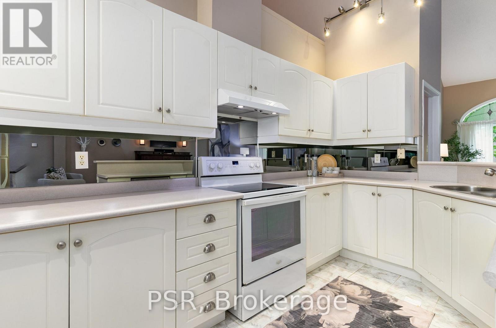 17 - 1010 Cristina Court, Mississauga, Ontario  L5J 4T7 - Photo 7 - W12467372