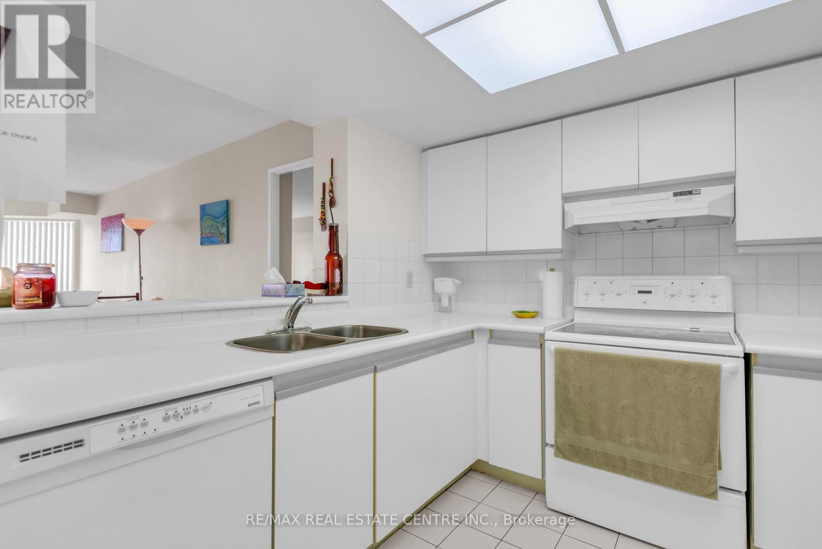 702 - 335 Webb Drive, Mississauga, Ontario  L5B 4A1 - Photo 12 - W12467373