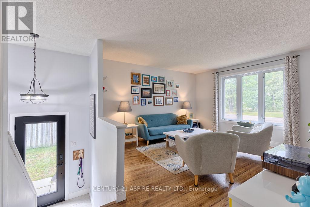 35 A East Street, Petawawa, Ontario  K8H 2N7 - Photo 2 - X12467437